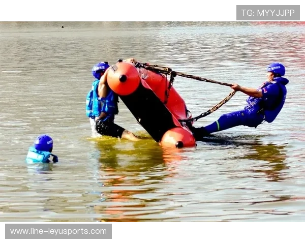 “水上救生:成都三叉湖赛场展现真实救援挑战”
